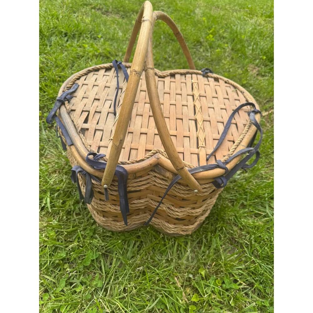 Heart Shaped Woven Wicker Picnic Basket - Picture 2 of 5